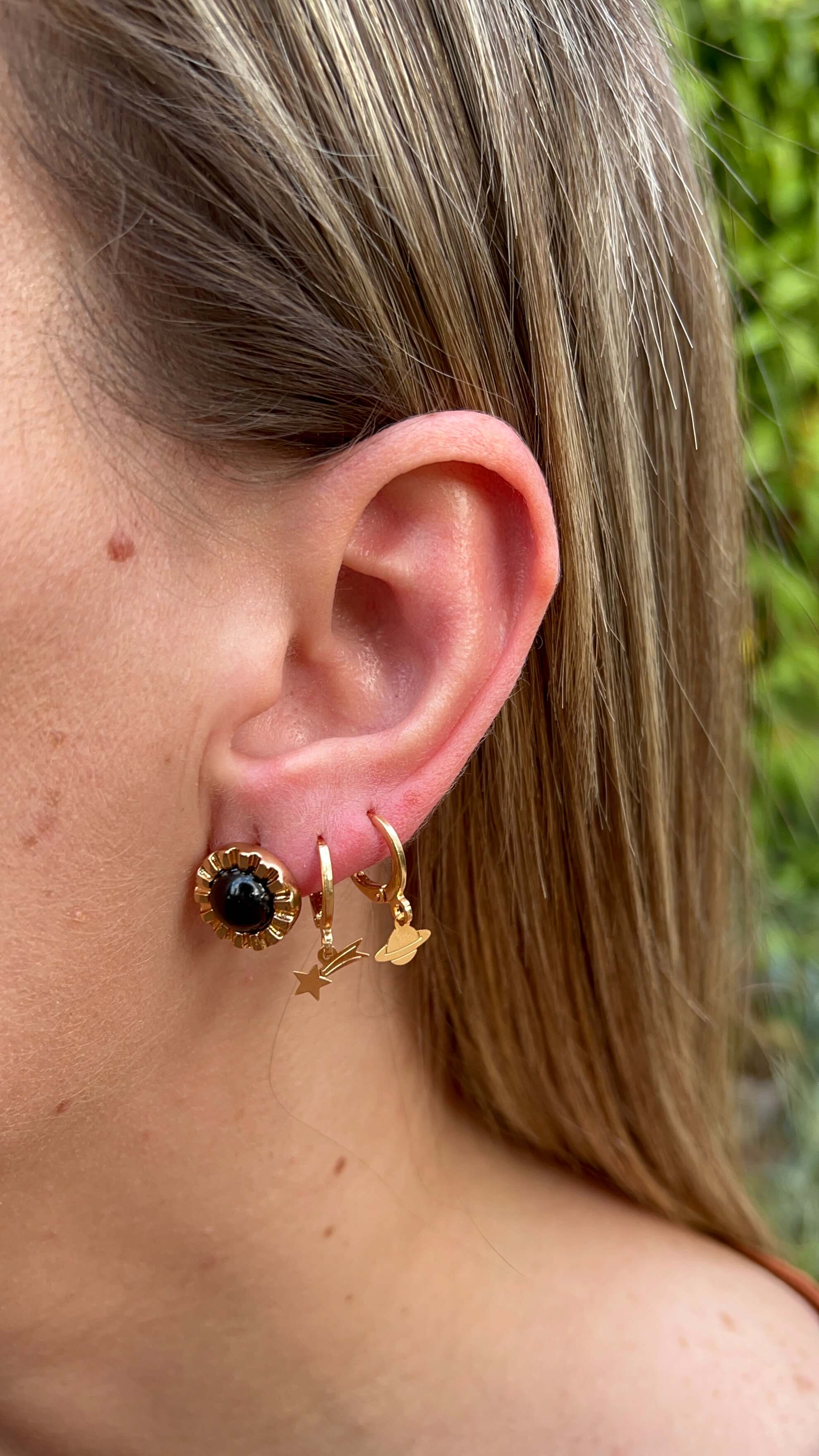 BRINCO RAIAR ONIX OURO - Anilú