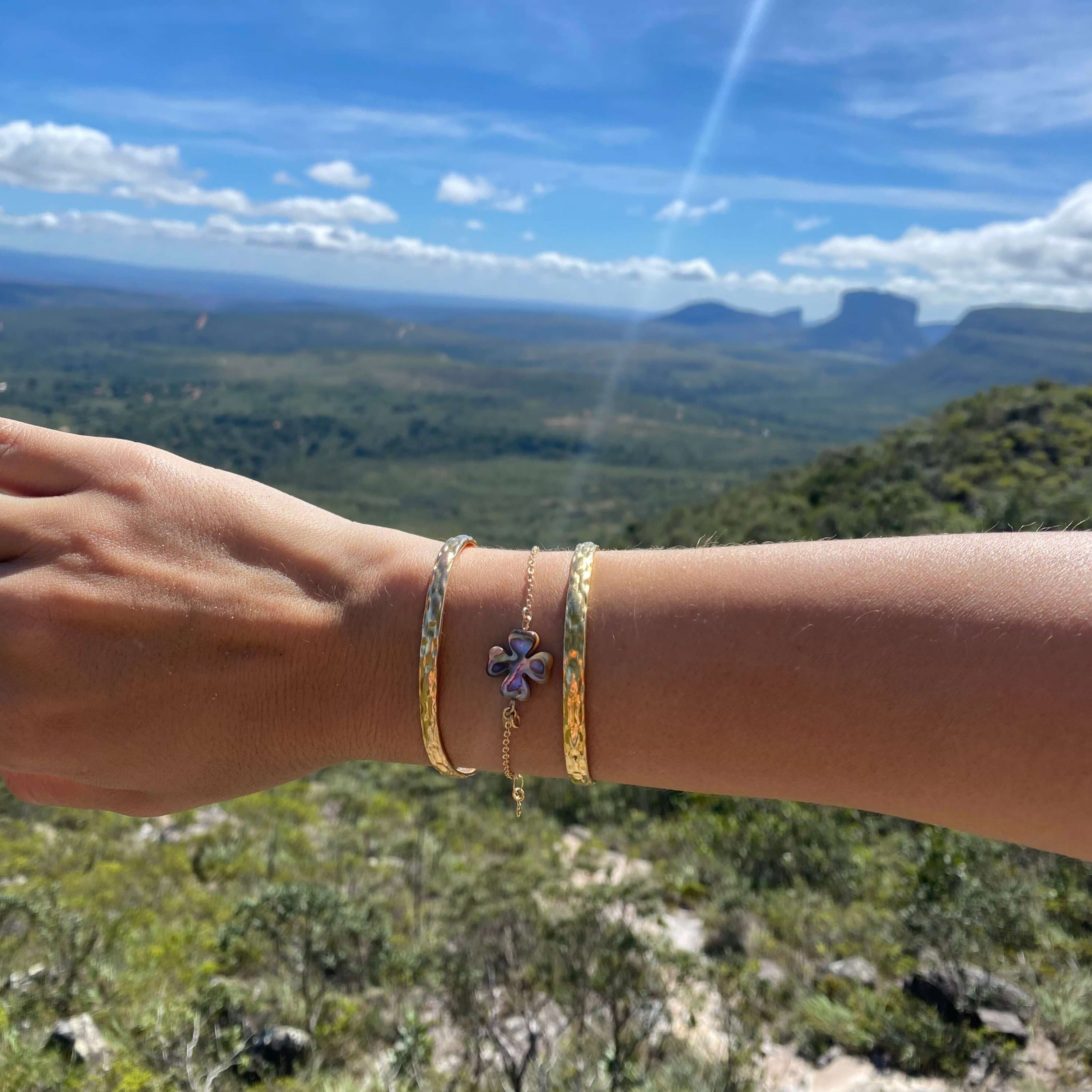 BRACELETE FONTE DE VIBRAÇÃO OURO