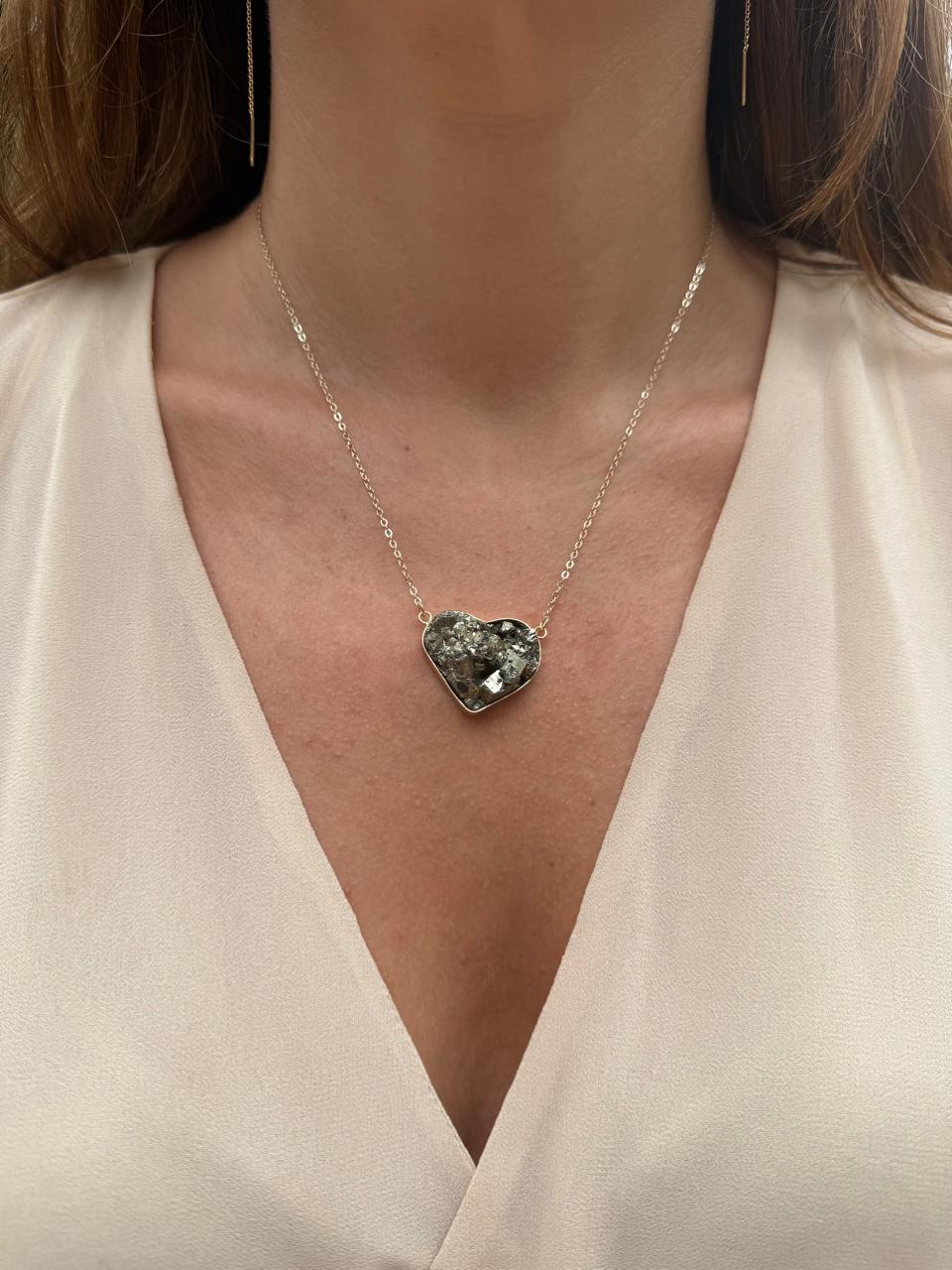 COLAR CORAÇÃO PIRITA OURO - Anilú