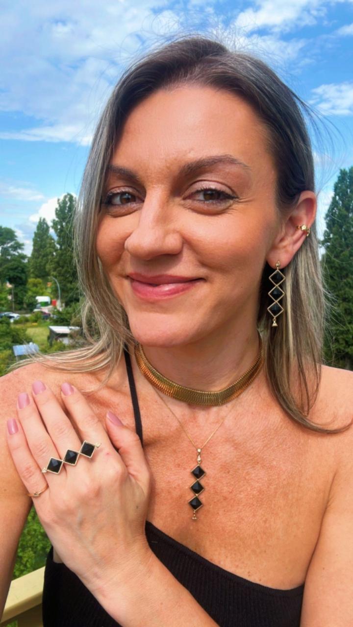 BRINCO CAIRO ONIX OURO