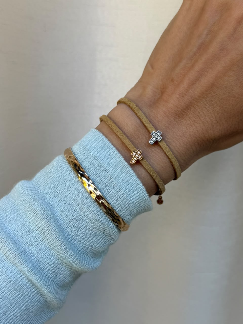 PULSEIRA COURO E CRUZ OURO - Anilú